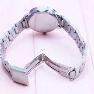 Detail of the stainless steel folding clasp and metal watch band for children