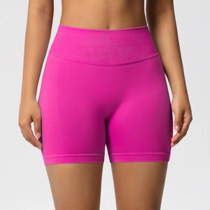 Vue de face du short de fitness sans couture magenta à taille haute avec bande côtelée