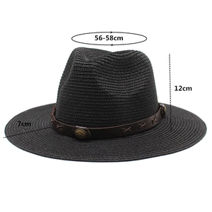 Détail d'un chapeau fedora noir avec ceinture en cuir marron et dimensions de la visière
