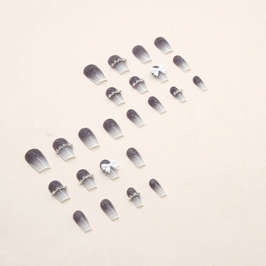 Faux ongles ballerine courts avec dégradé pailleté argent et nœuds en strass 3D