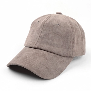 Vue détaillée de la texture suédée douce et des coutures de la casquette taupe