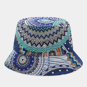 Dettaglio del motivo etnico del cappello parasole con stampa mandala blu e arancione