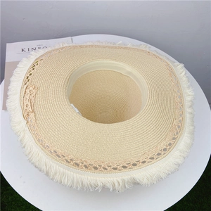 Cappello di paglia a tesa larga con frange e pizzo ideale per vacanze al mare