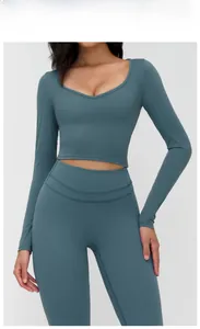 Vue détaillée de l'ensemble de yoga bleu univers avec haut à manches longues et legging