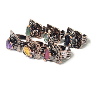 Bagues vintage en bronze avec pierres précieuses naturelles et fini de texture alvéolée
