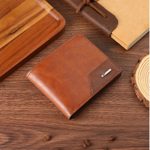 Gros plan d'un portefeuille vintage en cuir marron sur un bureau en bois sombre