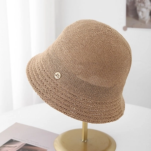 Chapeau cloche en maille ajourée kaki pour femme avec emblème métallique doré JS