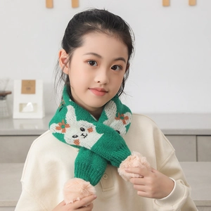 Détail d'une écharpe en tricot pour enfants verte avec motif lapin et pompon rose
