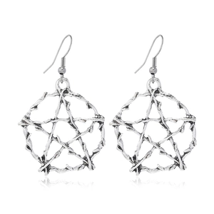 Vue détaillée de boucles d'oreilles étoile argentées avec texture de branches sur fond blanc
