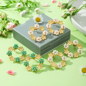 Französische 18K vergoldete Edelstahl-Creolen mit Blumenperlen in Rosa, Grün und Weiß