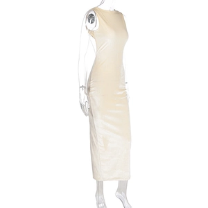 Détail du tissu satiné crème brillant et de la coupe ajustée de la robe longue sans manches