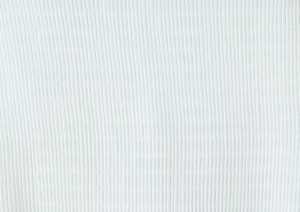 Gros plan sur la texture du tissu plissé blanc montrant le motif côtelé vertical détaillé