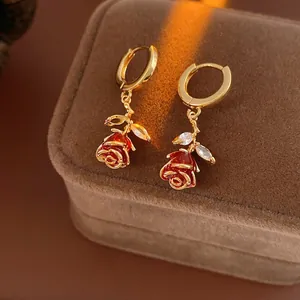 Boucles d'oreilles dorées avec boutons de rose émaillés rouges et accents de zircon
