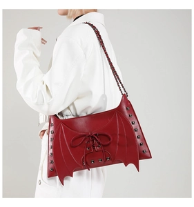 Sac bandoulière gothique rouge ailes de chauve-souris avec chaîne et rivets stylés.