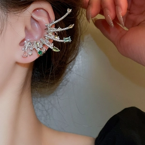 Détail de la manchette d'oreille en argent avec zircons multicolores en formes de goutte et carré
