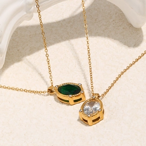 Dettaglio di collane placcate oro 18K con pendenti in zircone ovale verdi e bianchi