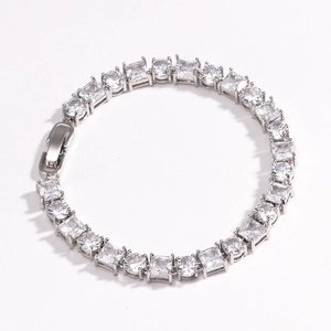 Dettaglio macro del bracciale tennis argento con zirconi tondi e quadrati alternati
