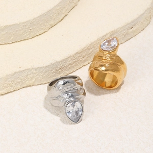 Bagues doubles en zircon poire, finitions or et argent avec anneaux texturés lave