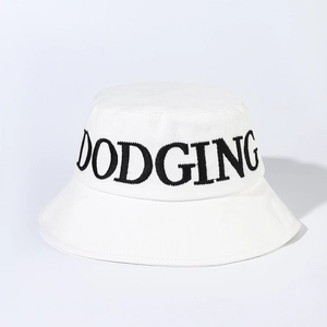 Détail de la broderie Dodging noire sur un chapeau bob blanc en toile de coton