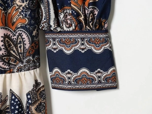 Detailaufnahme der Manschetten mit Paisley-Muster in Marineblau und Orange