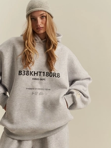 Felpa con cappuccio grigia oversize con stampa e cappello di lana, streetwear da donna