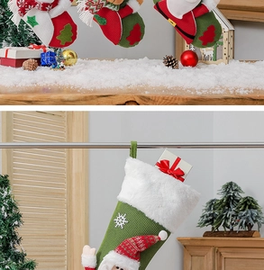Vue détaillée de trois chaussettes de Noël tricotées avec des poupées Père Noël en 3D