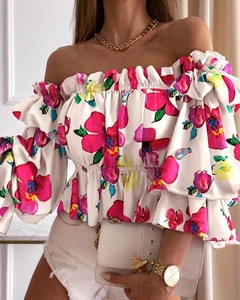 Detail der floralen schulterfreien Chiffon-Bluse mit elastischem Bund und Ärmeln