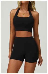Vue de face d'un ensemble brassière de sport dos nu et short de sport taille haute noir