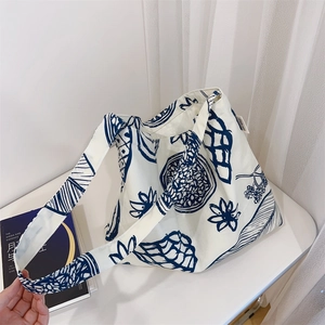 Sac fourre-tout en toile style forêt avec imprimés bleus et étiquette simple wish