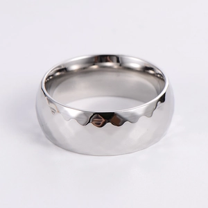 304 Stainless Steel Mobius Ring Hammered Faceted Diamond Pattern Band Minimalist Polished Commuter Jewelry For Men Women