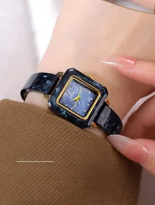 Nahaufnahme der GEDI quadratischen Quarzuhr mit Marmor-Armband am Handgelenk einer Frau