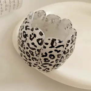 Bracelet moderne en acrylique imprimé léopard avec design à panneaux noir et blanc