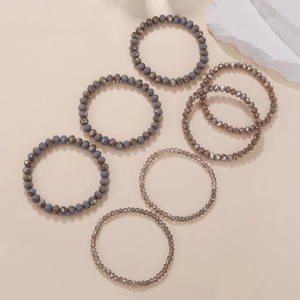 Detail von böhmischen siebenteiligen Kristallperlenarmbändern in Rauchgrau und Lavendel