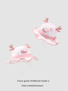 Dettaglio del cappello da sole per neonati rosa e bianco con corna e tesa a onde