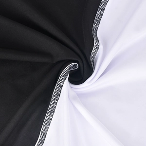 Vue détaillée du tissu en maille contrasté noir et blanc avec des coutures de précision