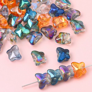 Makroaufnahme von bunten schmetterlingsförmigen Glasperlen für DIY-Schmuck.