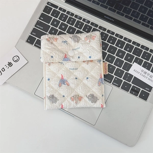 Gesteppte Tasche mit Elefantenprint auf Laptop, mit Knopfverschluss und Seitenlabel