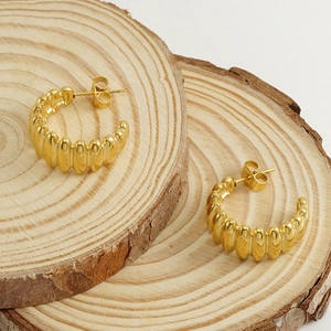 Boucles d'oreilles créoles C dorées minimalistes avec texture nervurée sur bois