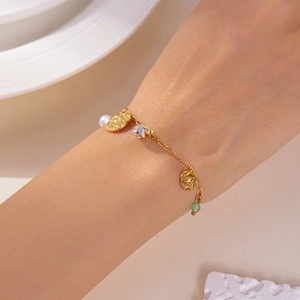 Bracelet à breloques doré en acier inoxydable avec perles et pièces au poignet