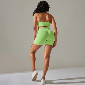 Vista posteriore dettagliata del set da yoga a coste verde neon senza cuciture elasticizzato