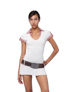 Detalle del vestido polo Y2K de punto blanco con cuello de cuadros rojos y cinturón