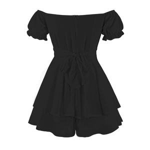 Detailansicht der Rückseite des schwarzen Off-Shoulder-Kleides mit großer Schleife