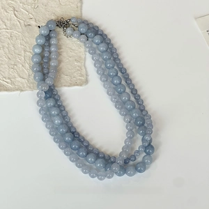 Collier multi-rangs en perles bleu aigue-marine avec fermoir mousqueton ajustable