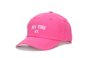 Détail de la broderie NEW YORK N.Y. sur une casquette de baseball rose vif en toile