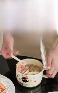 Three-compartment spice box with ergonomic handle and spoon for one-handed operation