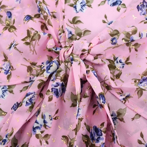 Camicetta bohémien rosa in chiffon a fiori con maniche a campana e scollo annodato