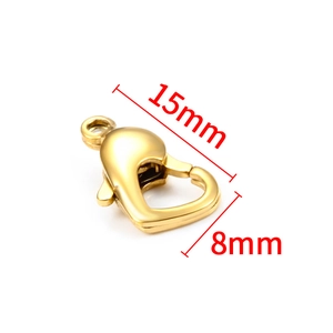 Vista dettagliata della chiusura a moschettone a cuore dorato 15mm x 8mm per gioielli