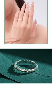 Detailed close-up of S925 sterling silver daisy ring with gold center on model