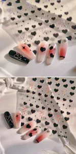 Détails macro des autocollants M-984 avec cœurs et étoiles laser noirs sur longs ongles