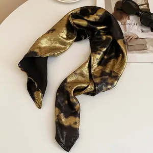 Carré de soie léopard métallique Y2K avec finition satinée dorée et noire brillante